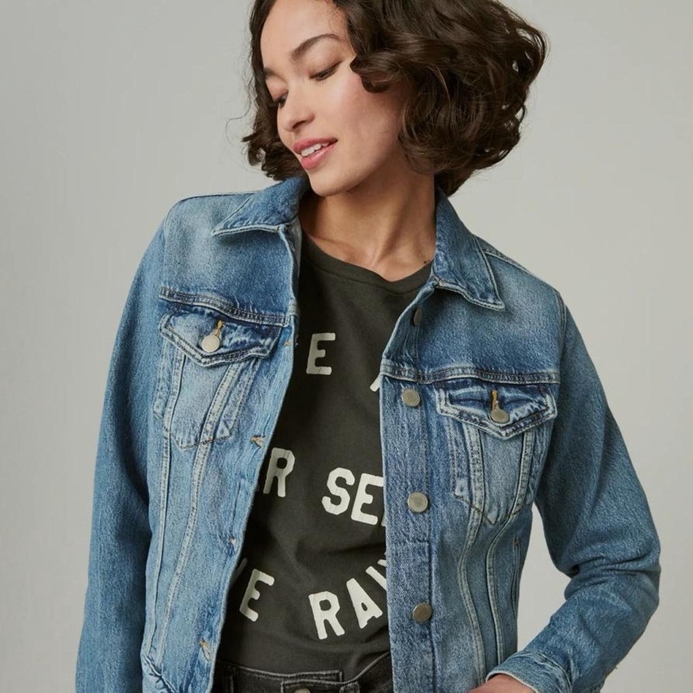 Lucky Brand Distressed DENIM TRUCKER JACKET Large